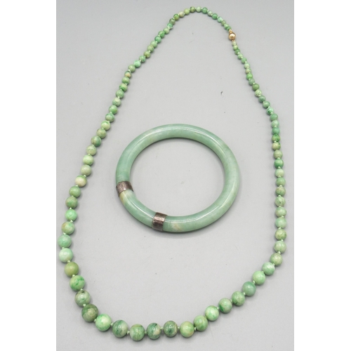 1031 - Jade bead necklace with 9ct yellow gold clasp, stamped 375, L73cm, and a carved jade bangle