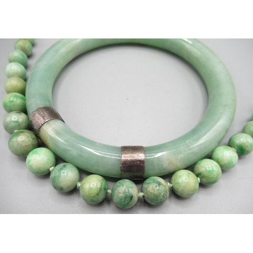 1031 - Jade bead necklace with 9ct yellow gold clasp, stamped 375, L73cm, and a carved jade bangle