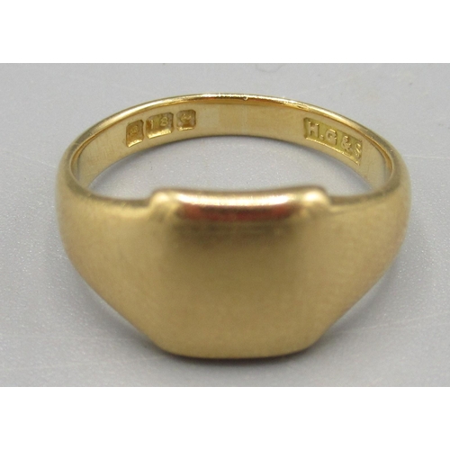 1037 - 18ct yellow gold signet ring, stamped 18, size G, 3.6g