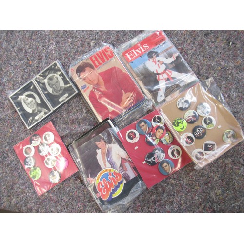 934 - Large collection of Elvis Presley memorabilia to inc. magazines, badges, reproduction posters, etc. ... 