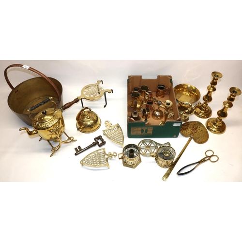 1195 - Collection of brassware, incl. a large jam pan, trivets, candlesticks, etc. (qty)