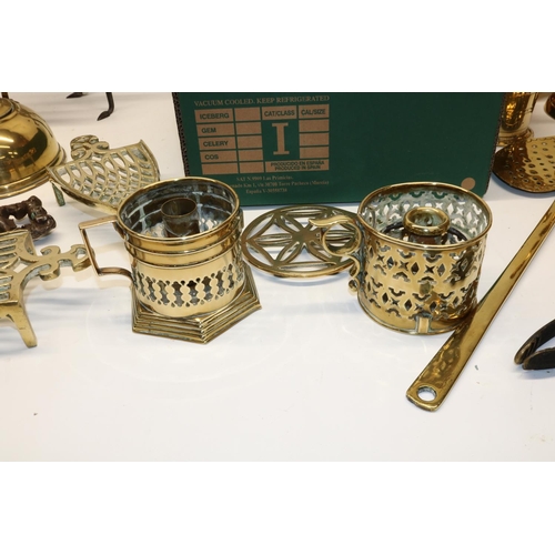 1195 - Collection of brassware, incl. a large jam pan, trivets, candlesticks, etc. (qty)