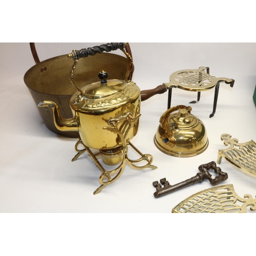 1195 - Collection of brassware, incl. a large jam pan, trivets, candlesticks, etc. (qty)