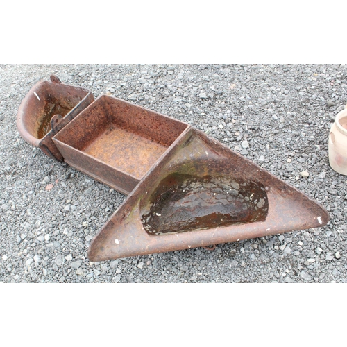 1580 - Cast iron rectangular trough 56cmx 40cmx23cm. Two cast iron corner feeding troughs, with tether ring... 