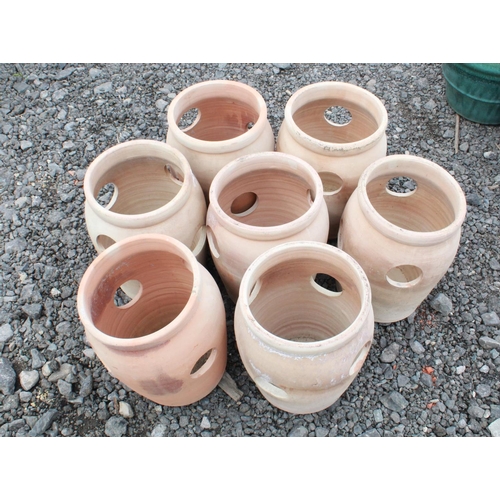 1581 - Set of seven strawberry plant pots, 28cmx19cm