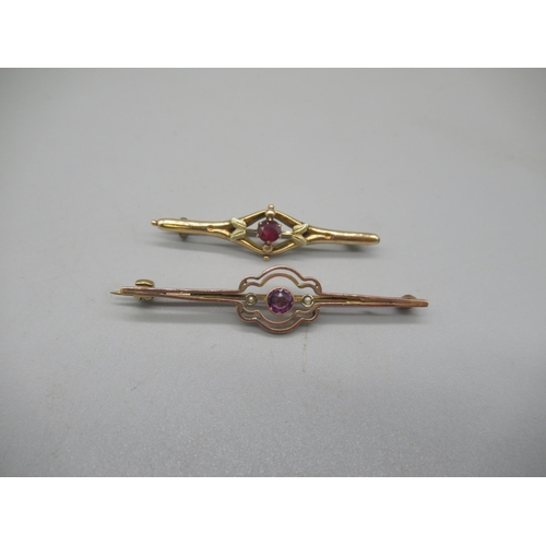 1008 - 9ct yellow gold bar brooch set with amethyst and seed pearls, stamped 9ct, and another similar set w... 