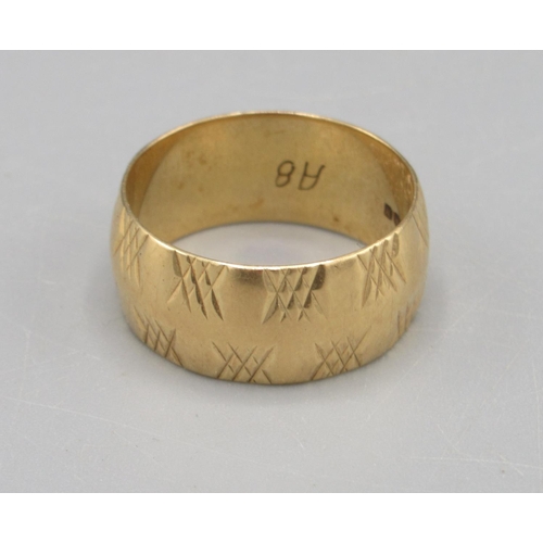 1335 - 18ct yellow gold wedding band with hatched design, stamped 750, size J1/2, 5.4g