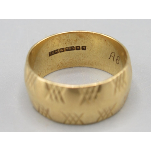 1335 - 18ct yellow gold wedding band with hatched design, stamped 750, size J1/2, 5.4g