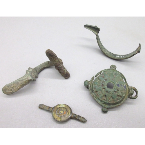 125 - Roman Britain bow (approx. mid C1st AD), a bronze Fibula brooch crossbow type brooch (aprox. C3rd AD... 