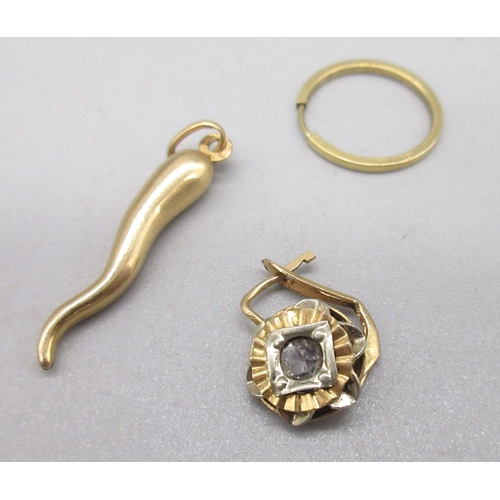 137 - 18ct yellow gold Italian horn Corno evil eye charm, stamped 750, and other scrap 18ct gold, 3.3g (Vi... 