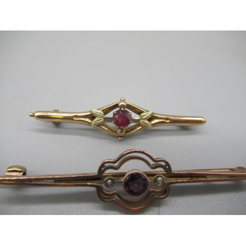 1008 - 9ct yellow gold bar brooch set with amethyst and seed pearls, stamped 9ct, and another similar set w... 