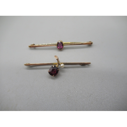 1009 - 9ct yellow gold bar brooch set with purple stone, and another similar set with red stone, both stamp... 