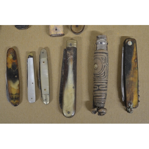 286 - Collection of 12 pocket knives of various styles including bone, horn and mother of pearl handled ex... 