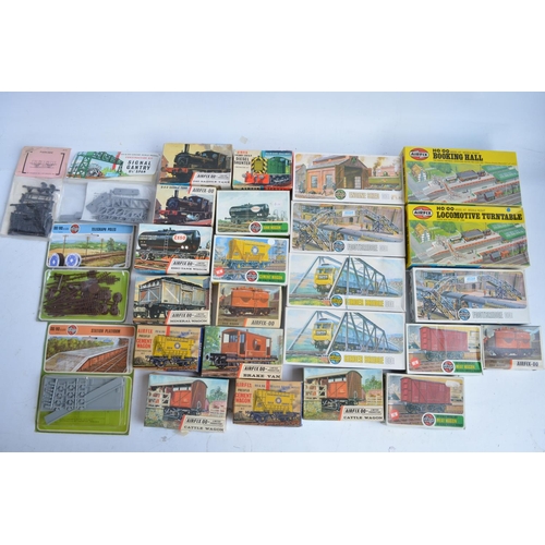 1734 - Collection of OO/HO gauge railway plastic model kits from Airfix, mostly unbuilt to include 2x 0-4-0... 