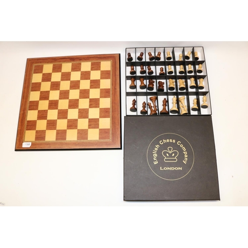 1305 - Contemporary Staunton style chess pieces by The English Chess Company, king H8cm, with board, square... 