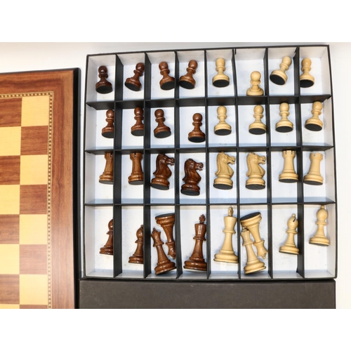 1305 - Contemporary Staunton style chess pieces by The English Chess Company, king H8cm, with board, square... 