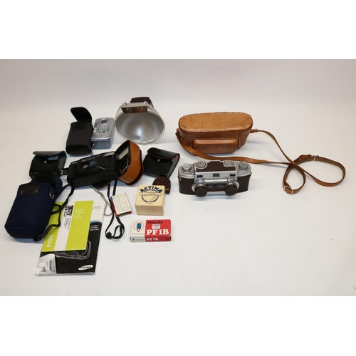 1399 - Revere Stereo 33 camera with leather case, Revere Model 24 flash gun, and other later cameras and ph... 