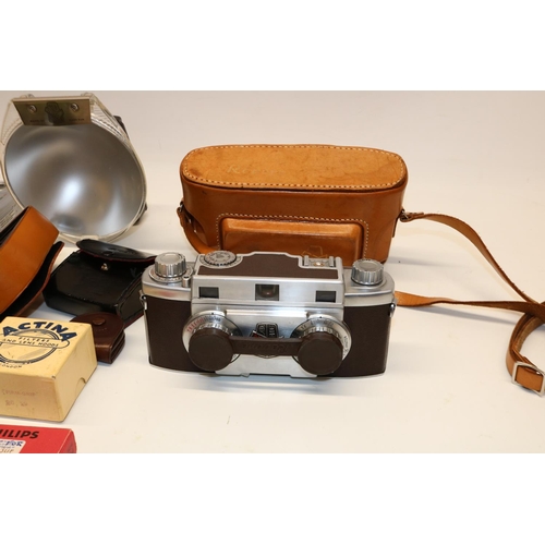 1399 - Revere Stereo 33 camera with leather case, Revere Model 24 flash gun, and other later cameras and ph... 