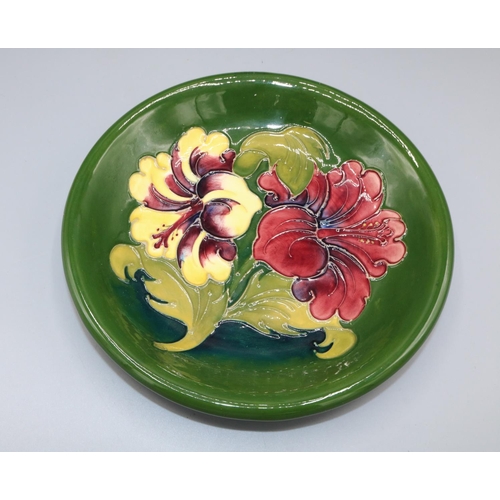 1621 - Moorcroft Pottery, Hibiscus pattern plate, D22cm