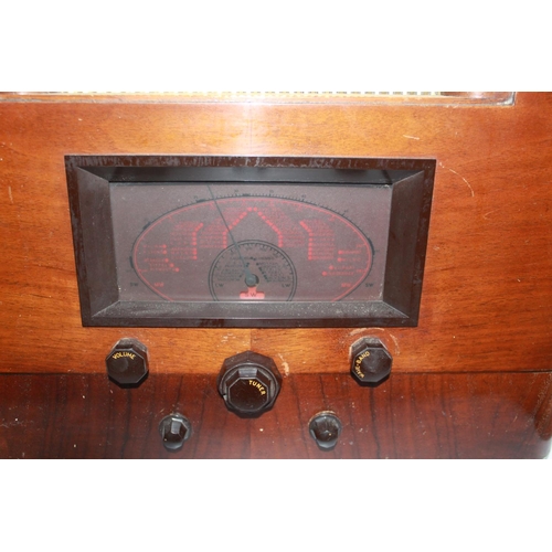 1378 - 1936 Marconi model 556 domestic radio, Bakelite buttons, original metallic grill and wooden casing, ... 