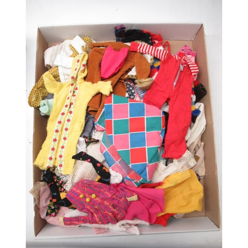 1699 - Large collection of dolls clothes including modern and vintage Sindy