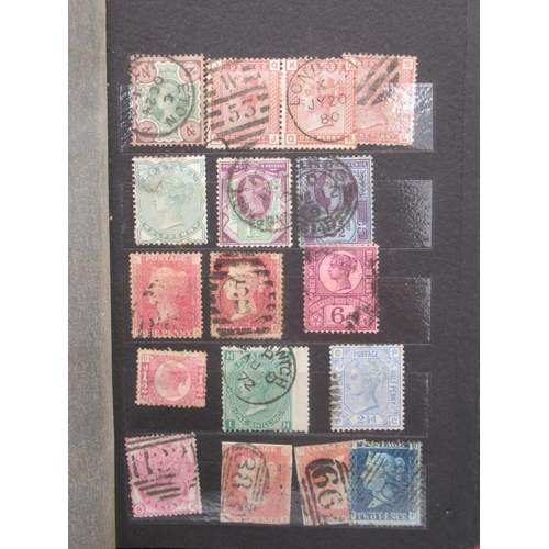 1400 - Two small red stamp books cont. a mixture of late C19th early and later C20th British stamps to inc.... 