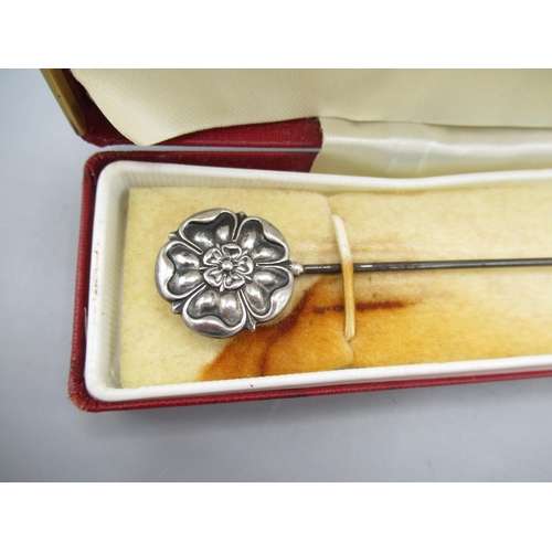 1373 - Early 20th century silver Yorkshire rose hat pin by Pearce & Son, Birmingham, date letter rubbed, an... 