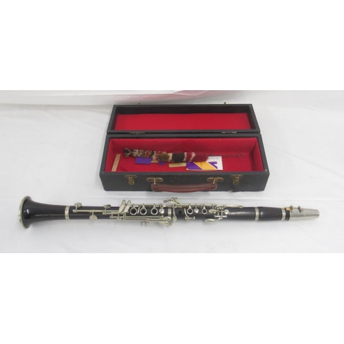 1442 - Console clarinet in carry case