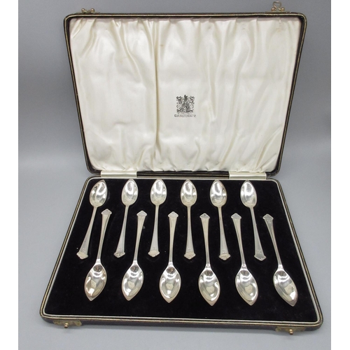 1648 - ER.II Cased set of twelve hallmarked Sterling silver grapefruit spoons with H initial engraved to fi... 