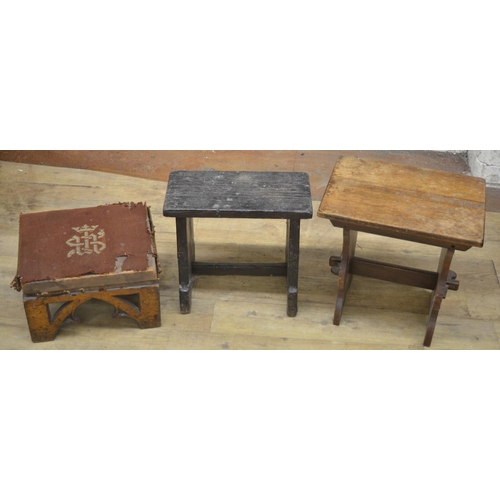 960 - Victorian oak kneeler with Gothic pierced frieze, W40cm D30cm H25cm, and two oak stools, (3)(Victor ... 