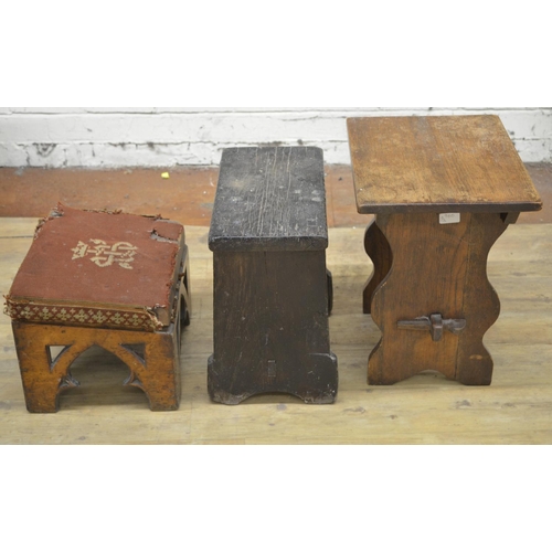 960 - Victorian oak kneeler with Gothic pierced frieze, W40cm D30cm H25cm, and two oak stools, (3)(Victor ... 