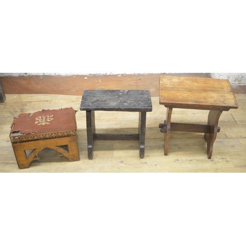 960 - Victorian oak kneeler with Gothic pierced frieze, W40cm D30cm H25cm, and two oak stools, (3)(Victor ... 