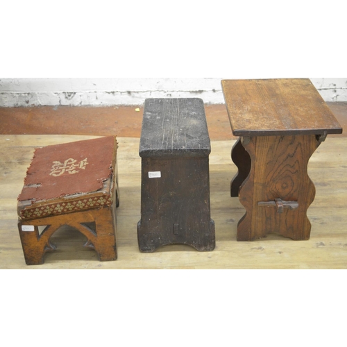 960 - Victorian oak kneeler with Gothic pierced frieze, W40cm D30cm H25cm, and two oak stools, (3)(Victor ... 