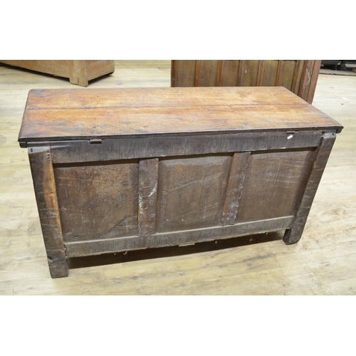 981 - 18th century oak coffer, hinged lid with incised line detail, panel front carved with lunettes, stra... 