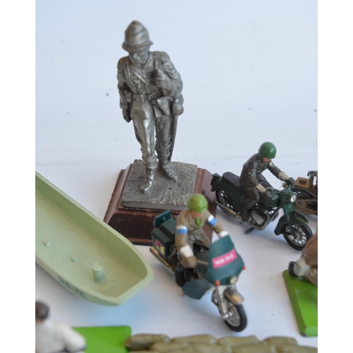 27 - Collection of mostly Britain's Deetail WWII and postwar toy soldier figures including vehicles. Also... 