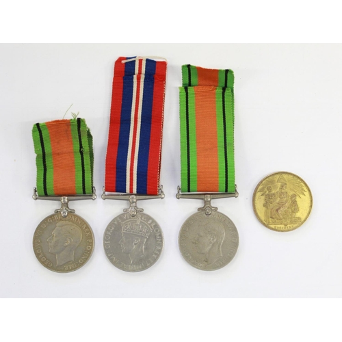 250 - WWII Defence medal x2. 1939-45 War Medal. Masonic coin. Unknown Recipients.