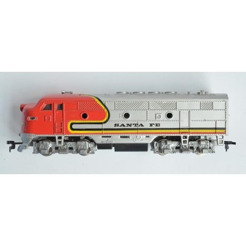 87 - HO gauge Model Power Amtrak bullet train with power and dummy cars plus 2 coaches, all boxed with mo... 