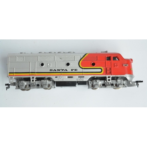 87 - HO gauge Model Power Amtrak bullet train with power and dummy cars plus 2 coaches, all boxed with mo... 