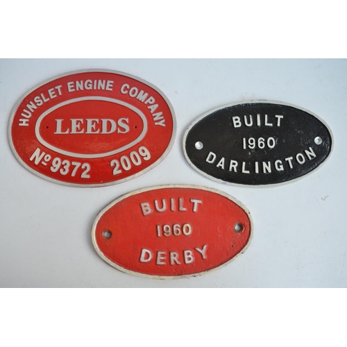 101 - Relief cast metal Hunslet Engine Company loco plate (28.7x20cm) and 2 wagon plates, 'Built Derby 196... 