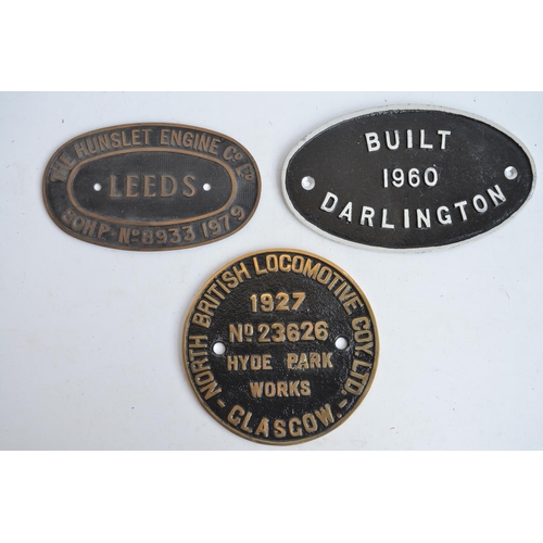 104 - Two relief cast metal loco engine plates, The Hunslet Engine Co Leeds 80HP-No8933 1979 (brass, 21.5x... 