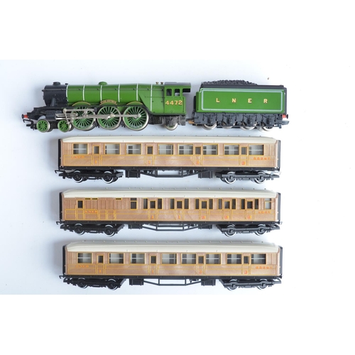 88 - Collection of OO gauge electric train models from Hornby to include R548 Flying Scotsman boxed set (... 