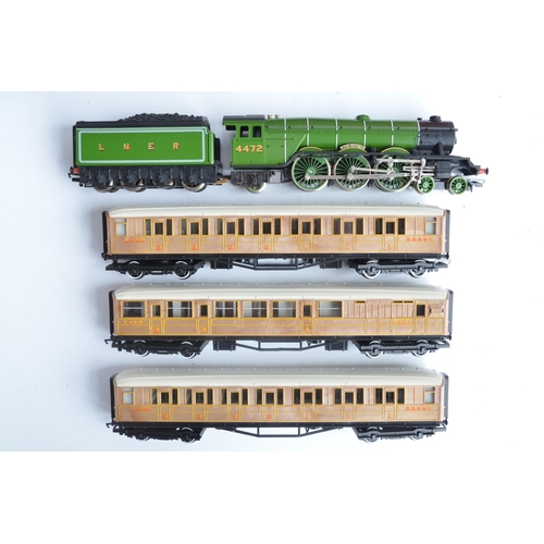 88 - Collection of OO gauge electric train models from Hornby to include R548 Flying Scotsman boxed set (... 