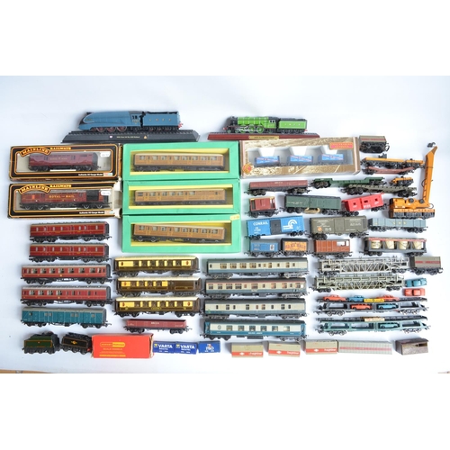 89 - Collection of used OO/HO gauge model railway coaches and goods wagons from Hornby, Mainline, Bachman... 