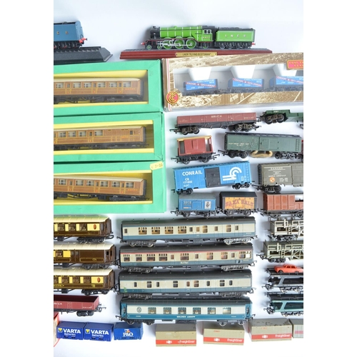 89 - Collection of used OO/HO gauge model railway coaches and goods wagons from Hornby, Mainline, Bachman... 