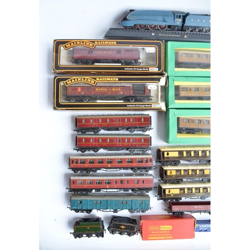 89 - Collection of used OO/HO gauge model railway coaches and goods wagons from Hornby, Mainline, Bachman... 