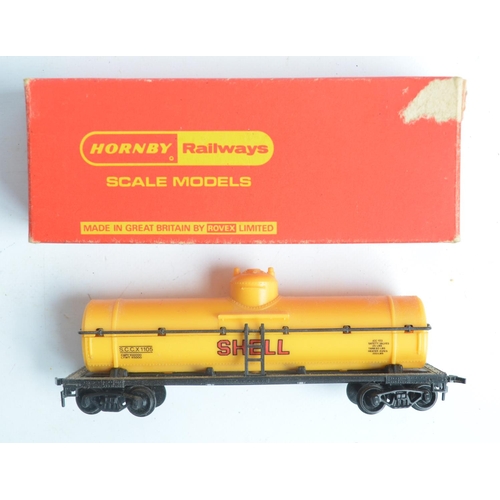 89 - Collection of used OO/HO gauge model railway coaches and goods wagons from Hornby, Mainline, Bachman... 