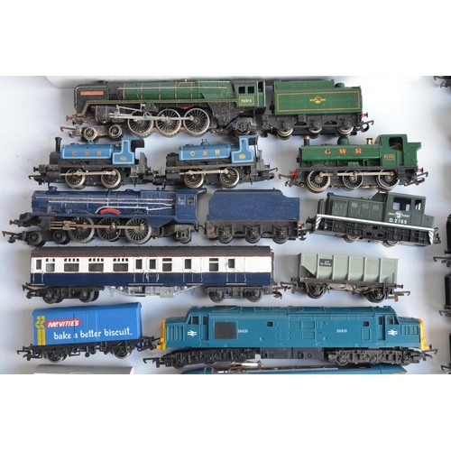 91 - Collection of previously run OO gauge railway locomotives, coaches, goods wagons etc., mostly Hornby... 