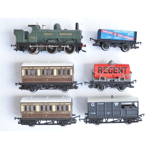 92 - Hornby OO gauge GWR Mixed Traffic electric train set with 0-6-0 pannier tank locomotive, 2 coaches, ... 