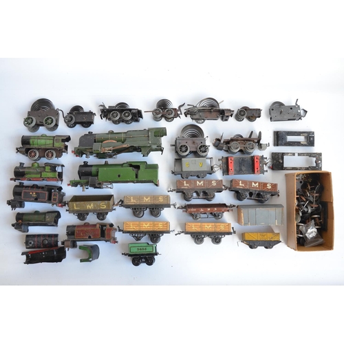 94 - Collection of tin plate O gauge railway models from Hornby Meccano for spares and repairs. Includes ... 