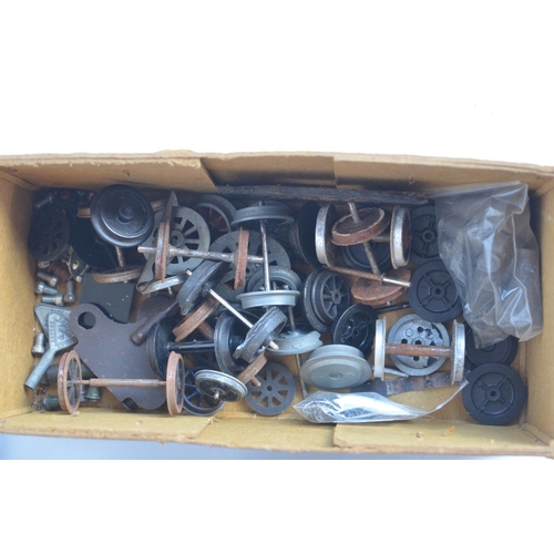 94 - Collection of tin plate O gauge railway models from Hornby Meccano for spares and repairs. Includes ... 